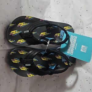 REEF LIGHTNING SANDALS: NEW WITH TAGS: SIZE 5/6